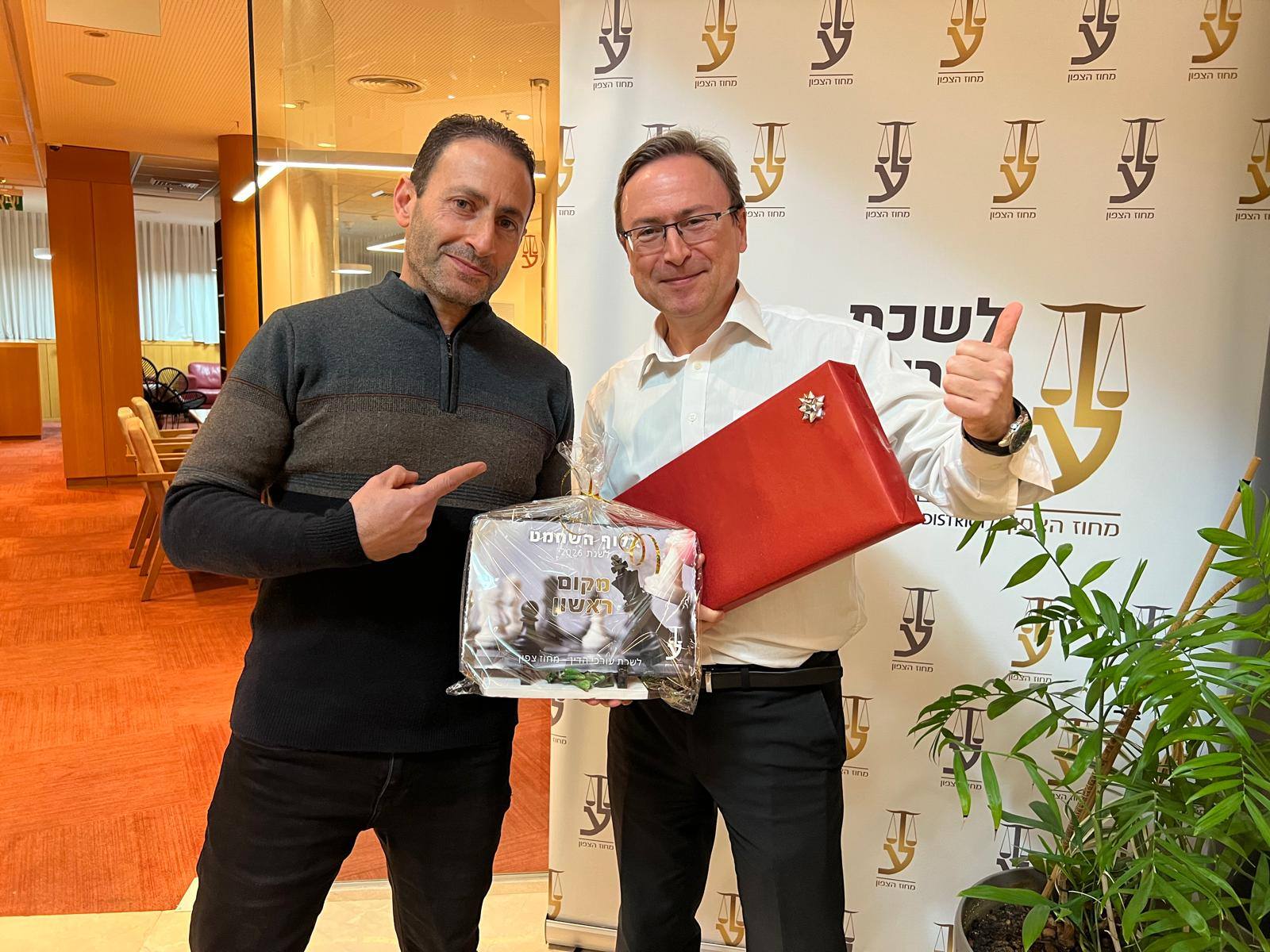 הערב בית הפרקליט היה מלא באסטרטגיה, קוביות משחק, חיוכים והרבה מאוד רוח ספורטיבית. עשרות עורכות ועורכי דין ממחוז הצפון לקחו חלק בתחרות שחמט VS שש־בש, והוכיחו שגם מחוץ לאולמות בית המשפט הם יודעים איך מנצחים.